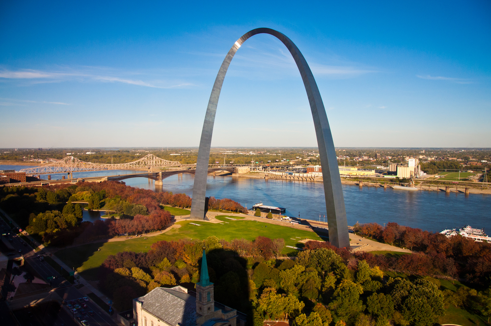 Gateway Arch National Park with cherry blossoms